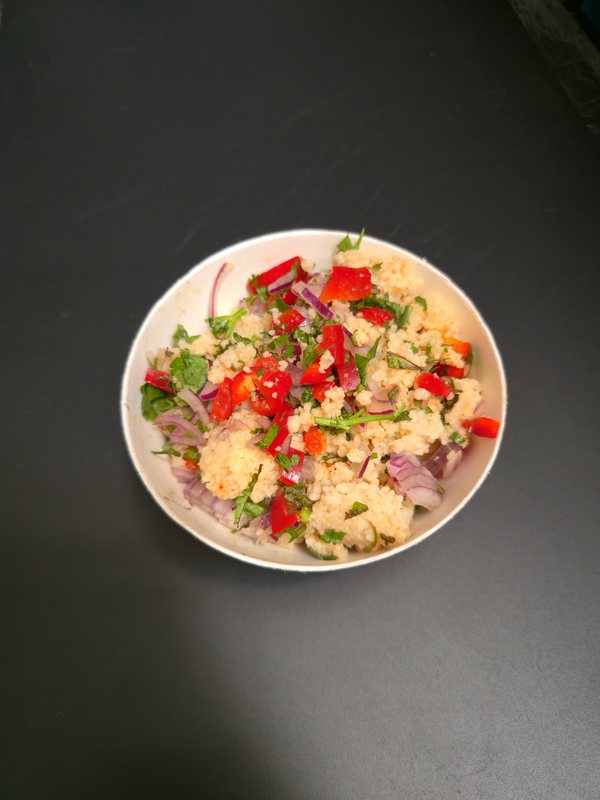 Couscous-Salat in einer Cateringschale
