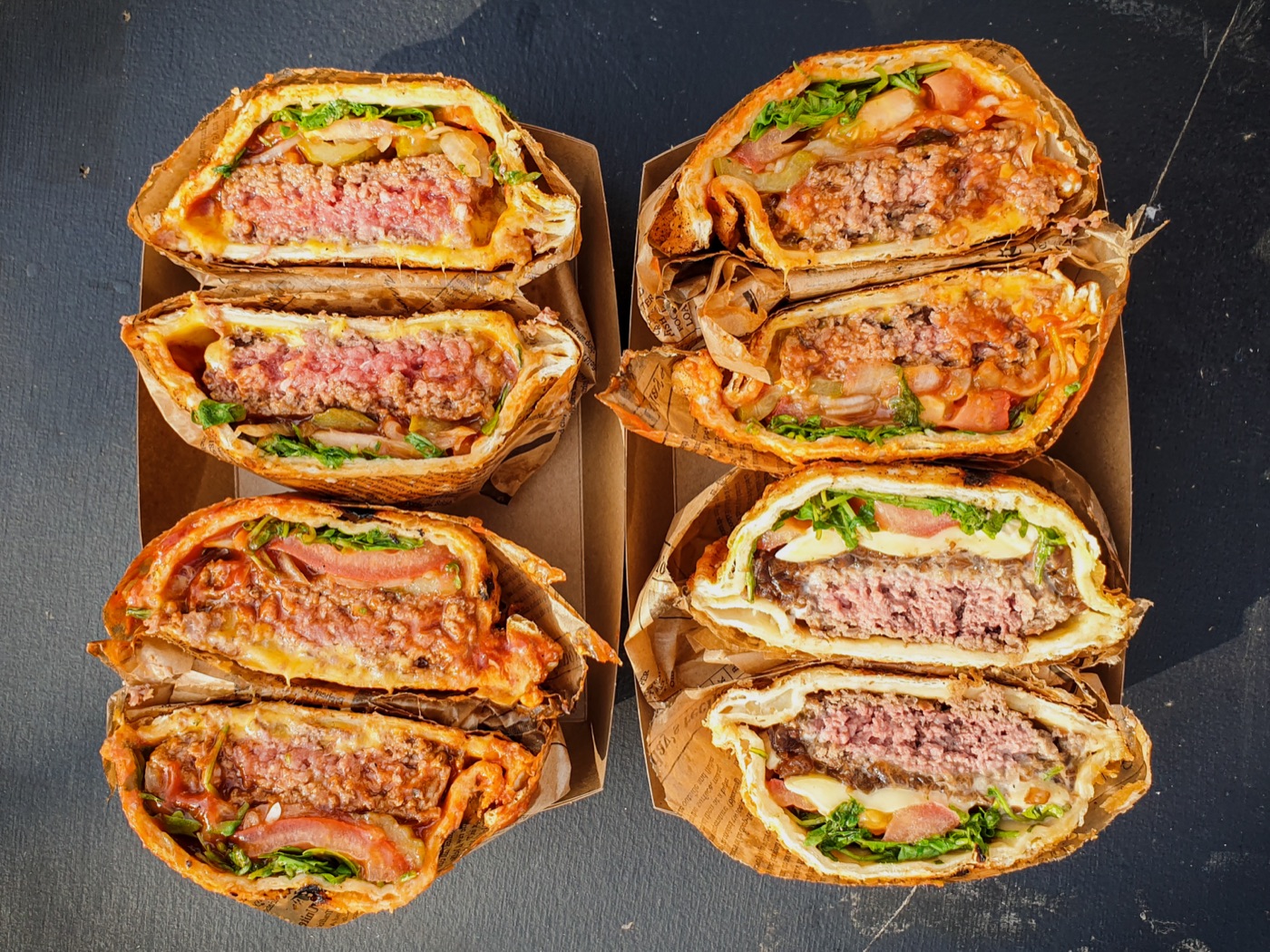 Sechs aufgeschnittene Frygers von Tigers' Frygers in Pappschalen, von oben fotografiert