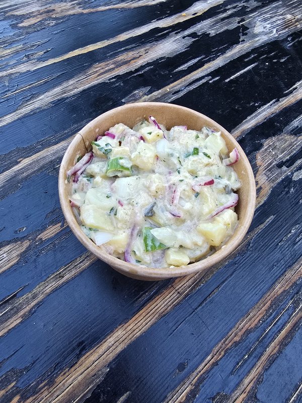 Kartoffelsalat in einer Cateringschale