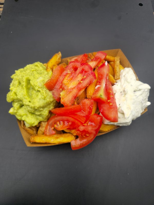Loaded Fries mit Tomaten, Guacamole und Sour Cream in einer Pappschale