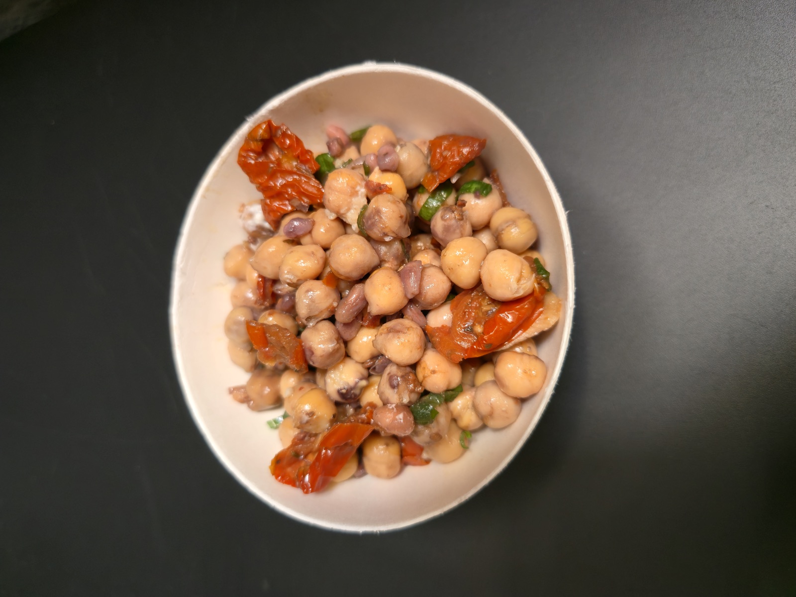 Kichererbsensalat mit getrockneten Tomaten als Catering-Beilage