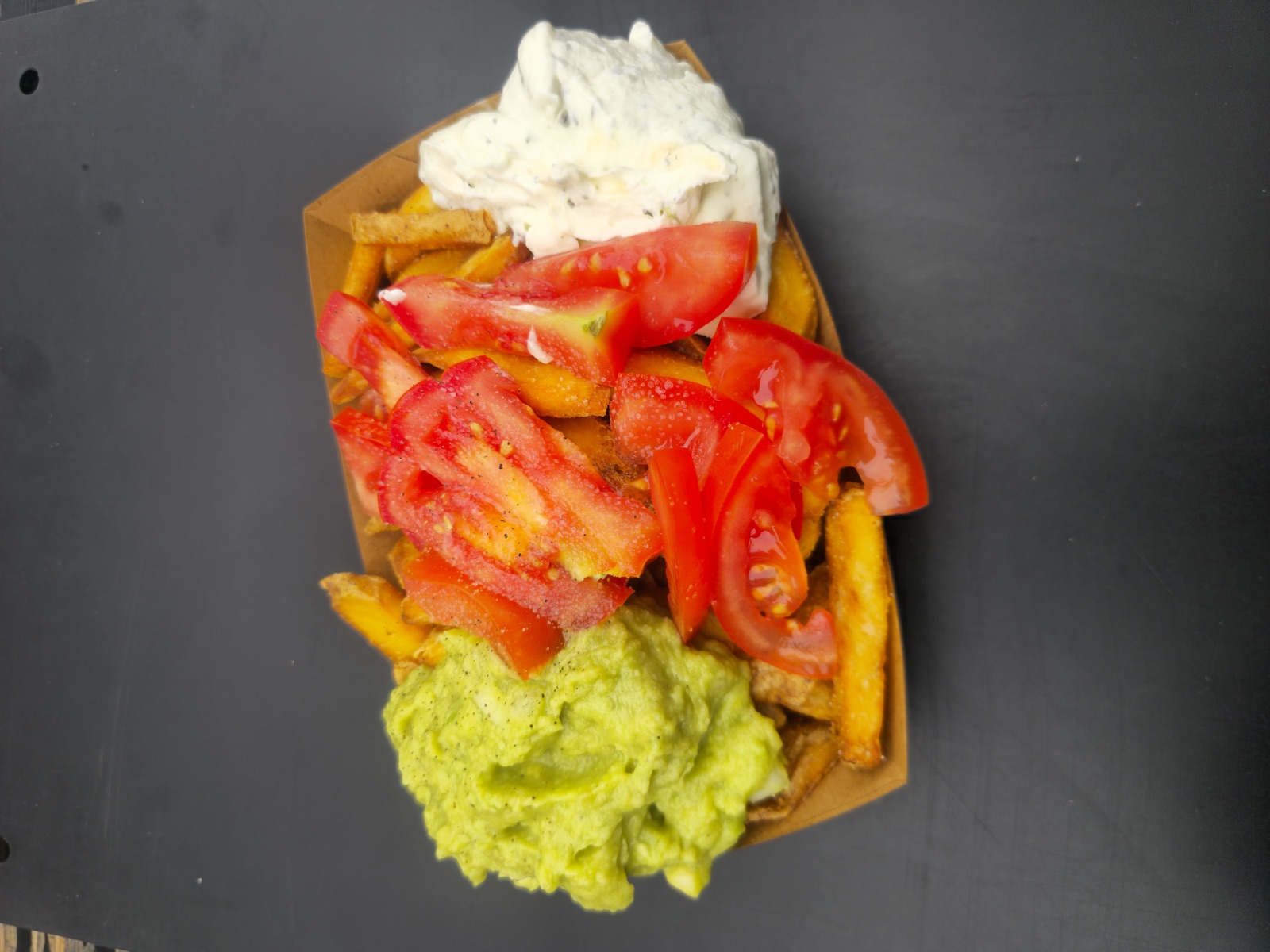 Loaded Fries mit Tomaten, Guacamole und Sour Cream