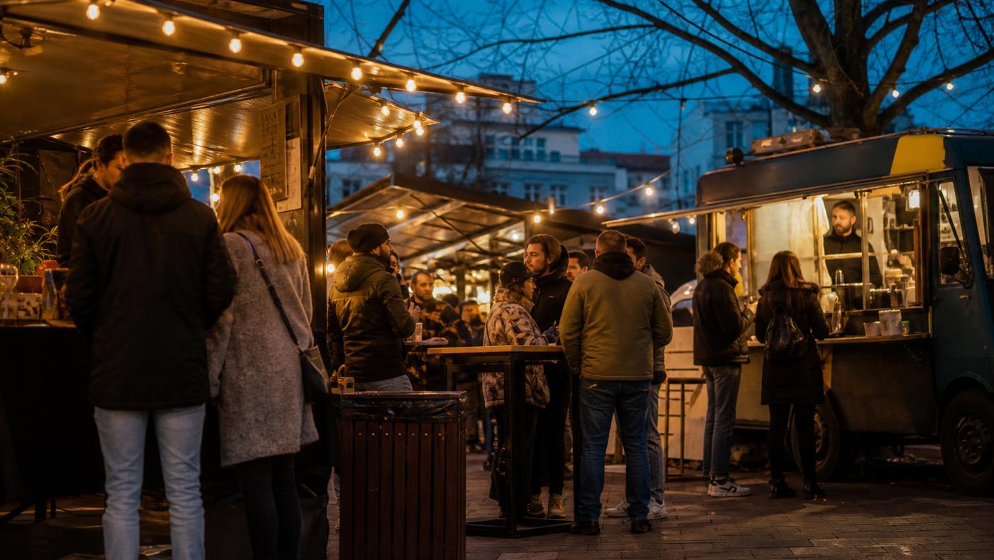 Streetfood-Catering mit mehreren Ständen bei einem Abend-Event
