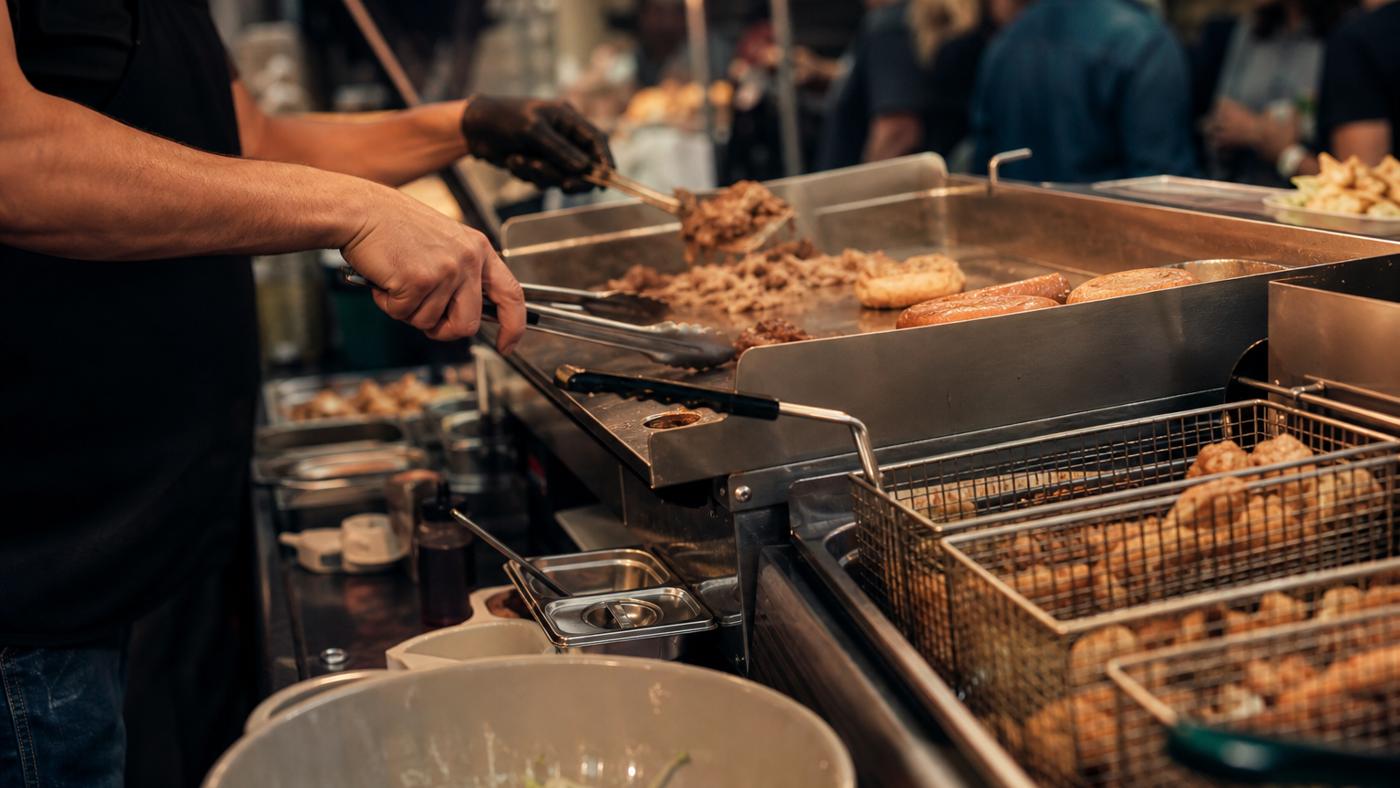 Live-Cooking-Station bei einem mobilen Streetfood-Catering